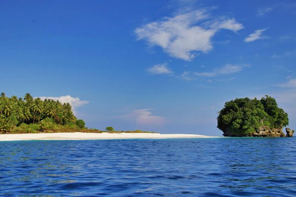 Boat Trip to beautiful paradise - Simeue Island